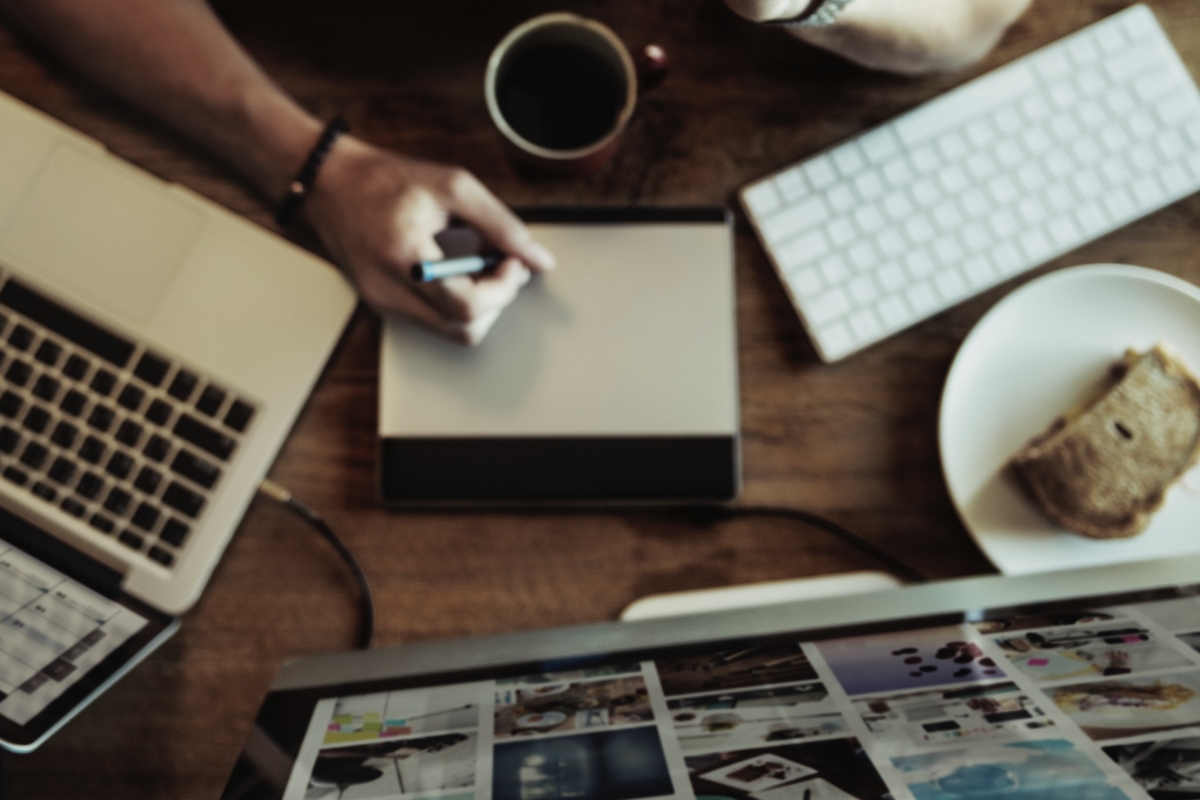 blurred-blurry-desk-886468